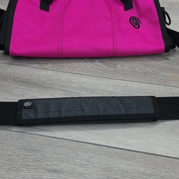 Timbuk2 Classic Messenger Bag - Raspberry Pink & Black - Waterproof Tech Carry - Picture 16 of 16